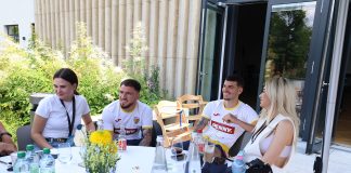 FOTO ”Premiu” emoționant pentru fotbaliștii naționalei României: s-au întâlnit cu familiile în cantonamentul de la Würzburg