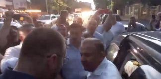 VIDEO Scandal la secția de votare unde a intrat candidatul PSD să dea indicații / Nicușor Halici a fost scos din secție cu ajutorul jandarmilor și polițiștilor, în huiduielile a sute de oameni