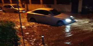 VIDEO Șeful Brigăzii Rutiere București dirijează circulația în ploaie, pe o stradă inundată