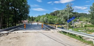 FOTO-VIDEO Se circulă la Năruja, prin albie, pe un pod provizoriu