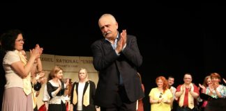 FOTO Un profesor de excepție a ieșit la pensie / Dănuț Popoiu, aplaudat de elevii și profesorii de la Colegiul Unirea