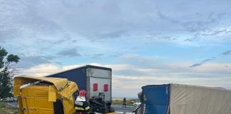 ULTIMA ORĂ FOTO Trafic blocat pe E85, în județul Buzău, după ce două tiruri s-au ciocnit