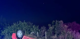 Doi tineri răniți după ce s-au răsturnat cu mașina