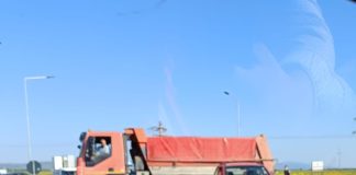 ULTIMA ORĂ Accident pe E85, în sensul giratoriu de la intersecția cu drumul spre Cotești