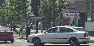 Femeie acroșată de o mașină condusă de o tânără în centrul municipiului Focșani. Șoferița a plecat de la locul accidentului