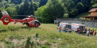 FOTO-VIDEO Mobilizare pentru salvarea copilului căzut în râpă, la Lepșa