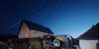 FOTO Un camion s-a oprit într-o casă și s-a răsturnat / La volan era un vrâncean