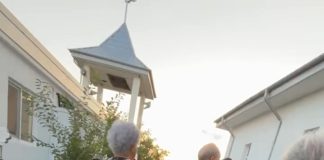 FOTO Revoltă la Urechești: oamenii nu au putut sta la priveghiul preotului Neculai Goleșteanu / Arhiepiscopia Buzăului și Vrancei nu le permite preoților din județ să slujească la căpătâiul celui decedat, în afara preotului paroh