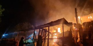 Două case au ars, azi noapte