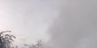 Băut și supărat pe soție, un bărbat a dat foc la casă. Flăcările au cuprins și o locuință vecină