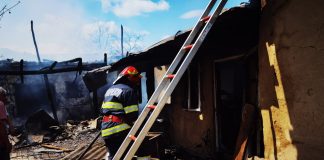 FOTO: O casă din Mănăstioara, aproape să fie mistuită. Pompierii au intervenit prompt