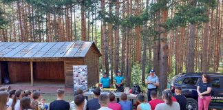 FOTO: Jandarmii vrânceni, sfaturi pentru combaterea consumului de droguri pentru elevi din comunitățile românești din Serbia, Ucraina și Kazahstan