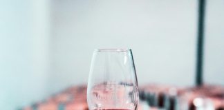 Oportunitate pentru viticultorii vrânceni: companie spaniolă interesată de importuri de vin și must