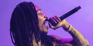 Rapperul Wiz Khalifa, cercetat penal pentru consum de droguri. El a fumat o țigară cu canabis pe scena Festivalului ”Beach Please”, de la Costinești