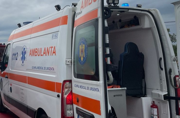 Fetiță cu multiple traumatisme, transportată cu ambulanța la un spital din Galați