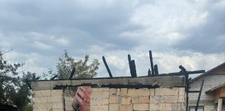 FOTO Apel umanitar la Bălești: o femeie a rămas fără casă în urma unui incendiu