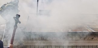 FOTO Gospodărie distrusă de flăcări din cauza unui scurtcircuit electric