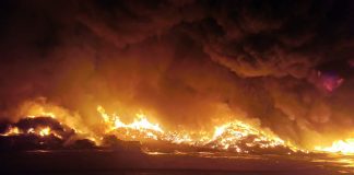 VIDEO-FOTO Incendiu masiv la un depozit de deșeuri din Adjud / Pompierii s-au luptat 9 ore cu focul