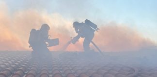 Acoperișul unei case din comuna Bolotești, mistuit de flăcări