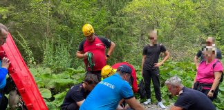 FOTO Jandarmi montani, pompieri și salvamontiști, mobilizați pentru transportarea unei tinere care s-a accidentat în Cheile Tișiței