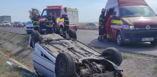 Femeie rănită grav după ce s-a răsturnat cu mașina. Au intervenit pompierii de la descarcerare