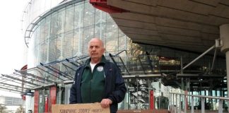 VIDEO Protest inedit al focșăneanului Viorel Ciubuc, fost persecutat politic, față de abuzurile justiției din România: vrea să intre benevol într-o închisoare din Germania