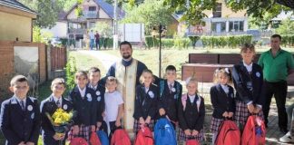 FOTO Ghiozdane cu rechizite pentru mai mulți elevi buzoieni și vrânceni, din partea Arhiepiscopiei