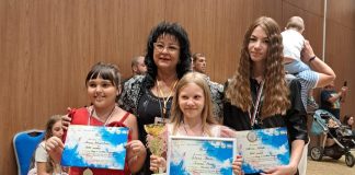 FOTO Medalii de aur la un concurs internațional de muzică, obținute de 3 fete talentate din Focșani