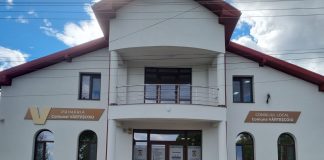 FOTO Sediul Primăriei Vârteșcoiu, inaugurat după lucrări de reabilitare energetică / Primăria va face economie importantă la bugetul local