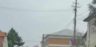 VIDEO Calvarul celor care locuiesc sau trec pe străzile unde se ”lucrează”: gropi, noroi, bălți, mașini stricate