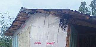 FOTO-VIDEO O familie din comuna Vânători are mare nevoie de ajutorul semenilor / Fiul cel mic își îngrijește mama grav bolnavă într-o baracă