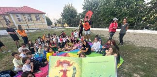 FOTO Povestea Cărțindar 2024: Voluntarii-povestași celebrează educația pentru copiii din sate