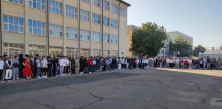 Părinții elevilor de la Colegiul Tehnic ”Edmond Nicolau” reacționează față de transformarea curții liceului în parcare
