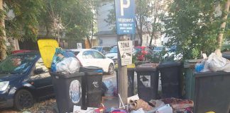 FOTO Au trecut vandalii? Gunoi împrăștiat în centrul Focșaniului