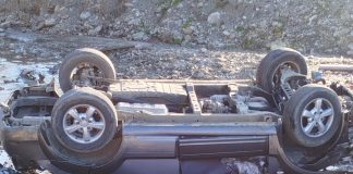 Doi răniți după ce s-au răsturnat cu mașina