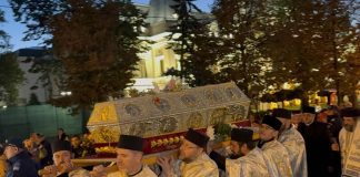 FOTO-VIDEO Racla cu moaștele Cuvioasei Parascheva, scoasă în curtea Catedralei Metropolitane din Iași