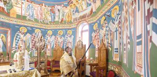 FOTO A fost sfințită pictura bisericii „Adormirea Maicii Domnului” din Adjud