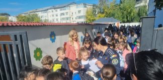 FOTO: Sute de elevi și părinți informați în cadrul Campaniei „Tăcerea e tot violență. Vocea ta e soluția.”