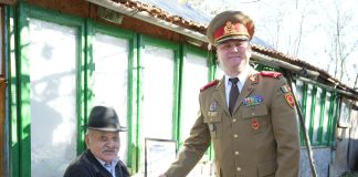FOTO Veteran de război din Vrancea, sărbătorit de militari la împlinirea vârstei de 99 de ani