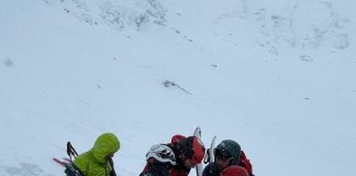 FOTO Turiști surprinși de avalanșă, scoși din zăpadă de salvamontiști