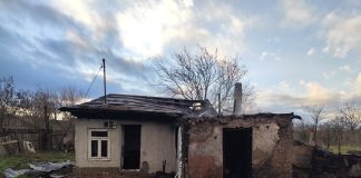 O casă din Nănești arde generalizat