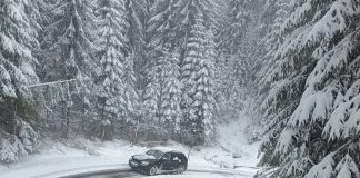 VIDEO Atenție, șoferi! Ninge în zonele montane, drumurile sunt alunecoase