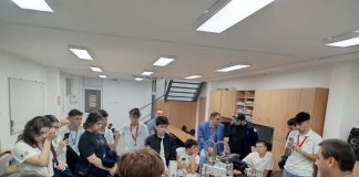Membri ai echipei de robotică Cyberlis76 a Liceului Slavici din Panciu, în vizită la Facultatea de Inginerie Industrială, Robotică și Managementul Producției a Universității Tehnice din Cluj