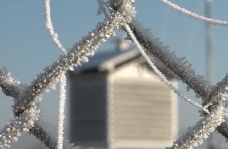 Vreme geroasă, precipitații, vânt și polei până marți