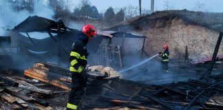 FOTO Gater distrus de flăcări la Negrilești