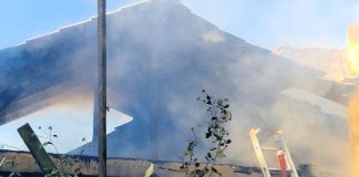 FOTO Apel pentru ajutorarea familiei din Păunești, rămasă fără casă în urma unui incendiu