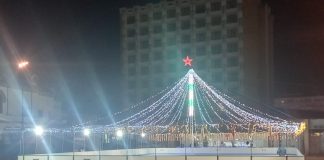 FOTO A fost montat patinoarul în Piața Unirii din Focșani / Copiii, nerăbdători să se dea cu patinele