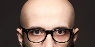 Programatorul din Londra care te ajută să verifici tot ce cumpără statul român