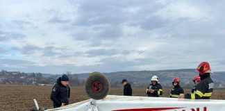 FOTO Avionul eșuat pe un câmp, la Homocea, s-a răsturnat pe cupolă