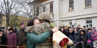 FOTO: Moment emoționant la Brigada 282. Un soldat și-a cerut iubita în căsătorie în ziua depunerii jurământului de credință
